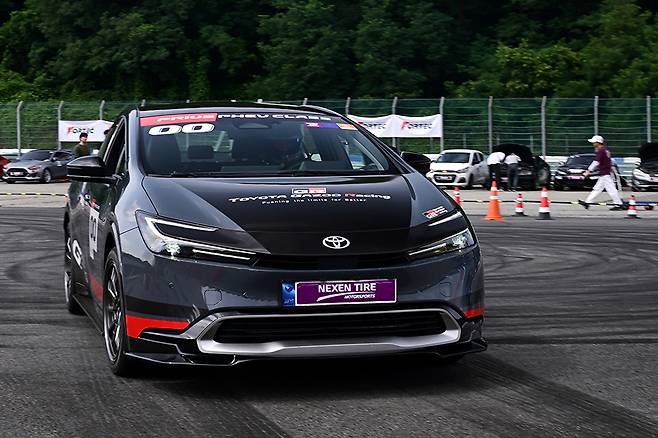 프리우스 PHEV는 짐카나 주행에서 기대 이상의 평가를 받았다. 사진: 김학수 기자