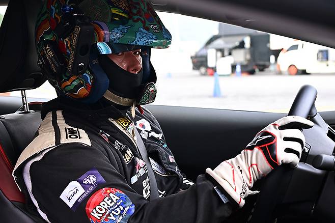 윤여환이 프리우스 PHEV와 주행을 준비하고 있다. 사진: 김학수 기자