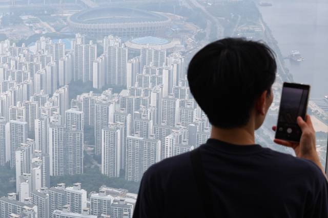 6일 서울 송파구 롯데월드타워 전망대에서 바라본 주변 아파트 단지 모습. 연합뉴스