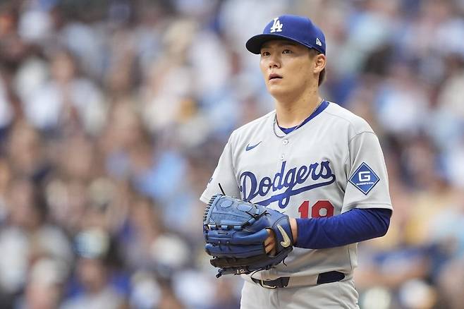 다저스 야마모토는 8일(한국시간) 밀워키전에서 선발등판해 0.2이닝 5실점(3자책점)을 기록했다. 지난해 MLB 데뷔 후 처음으로 1회도 채우지 못했다. 밀워키(미 위스콘신주)|AP뉴시스