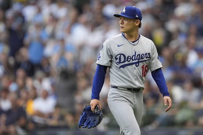 다저스 야마모토는 8일(한국시간) 밀워키전에서 선발등판해 0.2이닝 5실점(3자책점)을 기록했다. 지난해 MLB 데뷔 후 처음으로 1회도 채우지 못했다. 밀워키(미 위스콘신주)|AP뉴시스