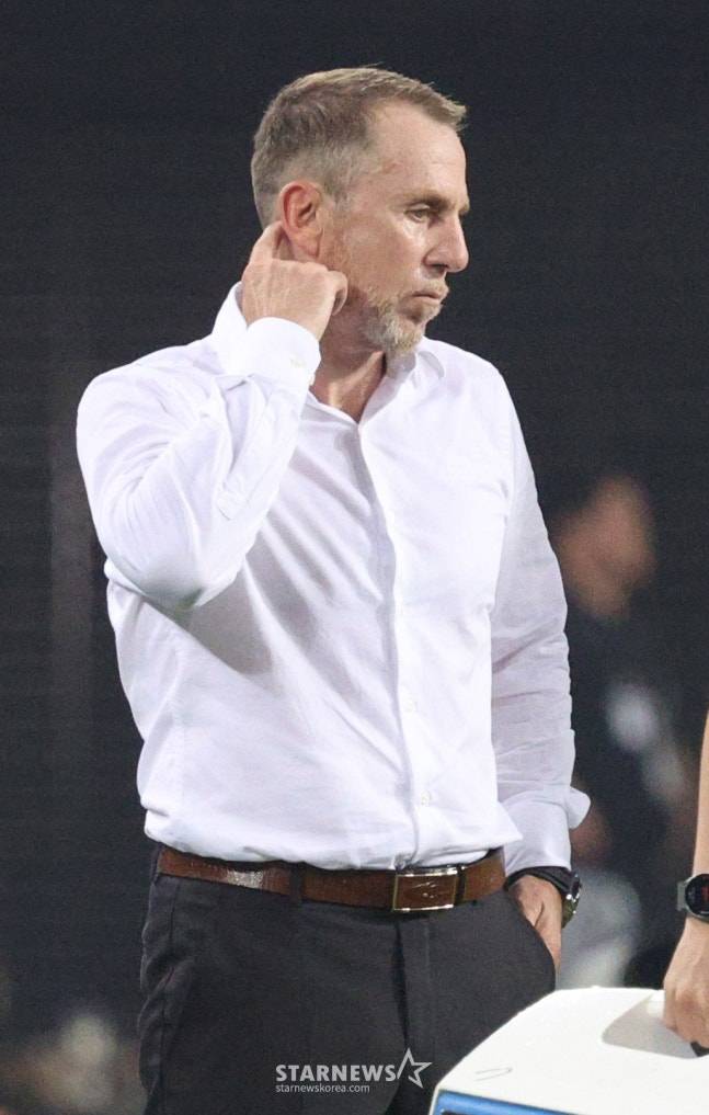 중국 데얀 주르예비치 감독이 경기가 뜻대로 풀리지 않자 곤혹스러운 표정을 짓고 있다. /사진=김진경 대기자