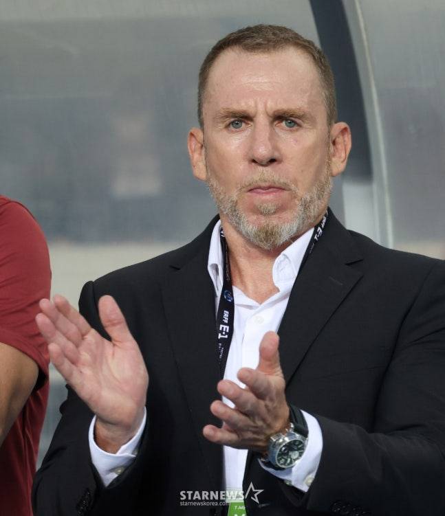 경기를 지켜보는 데얀 주르예비치 중국 축구대표팀 감독./사진=김진경 대기자