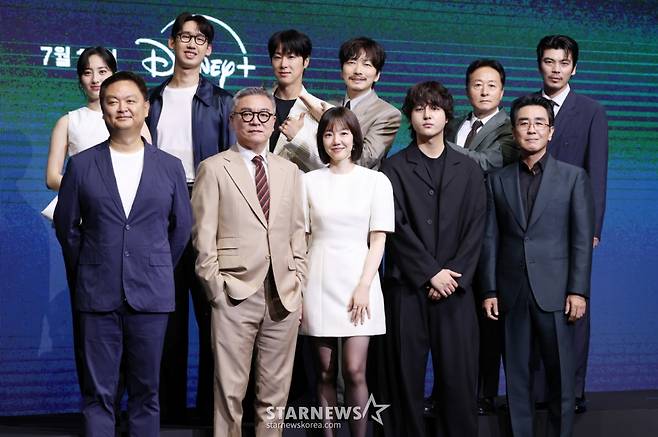 배우 김민, 이상진, 정윤호, 이동휘, 김종수, 김성오, 류승룡, 양세종, 임수정, 김의성, 강윤성 감독(뒷줄 왼쪽부터 시계방향)이 8일 서울 영등포구 콘래드 호텔에서 진행된 디즈니+ 드라마 '파인: 촌뜨기들' 제작발표회에 참석해 포즈를 취하고 있다. /2025.07.08 /사진=김휘선 hwijpg@
