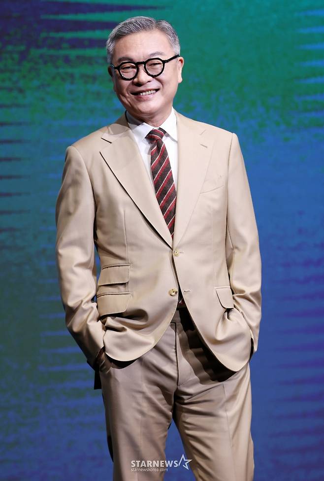 배우 김의성이 8일 서울 영등포구 콘래드 호텔에서 진행된 디즈니+ 드라마 '파인: 촌뜨기들' 제작발표회에 참석해 포즈를 취하고 있다. /2025.07.08 /사진=김휘선 hwijpg@