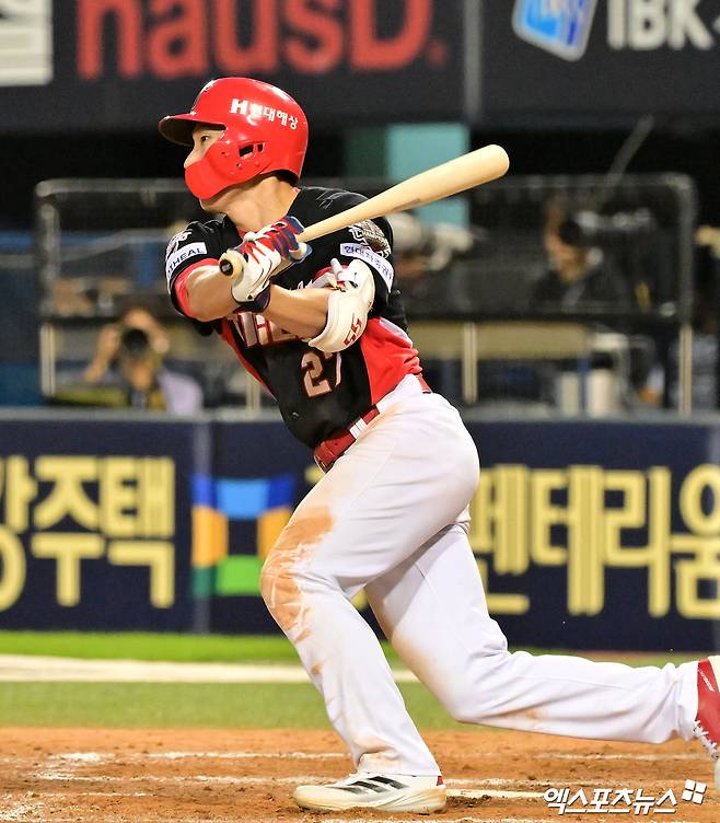 3일 오후 서울 송파구 잠실야구장에서 열린 '2025 신한 SOL Bank KBO리그' KIA 타이거즈와 두산 베어스의 경기, 9회초 1사 KIA 김호령이 좌전안타를 날리고 있다. 엑스포츠뉴스 DB