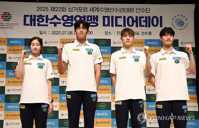 기념촬영하는 경영 국가대표 선수들 (진천=연합뉴스) 김성민 기자 = 경영 국가대표팀 선수들이 8일 충북 진천 국가대표선수촌에서 기념 촬영을 하고 있다. 왼쪽부터 김승원, 김영범, 김우민, 황선우. 2025.7.8 ksm7976@yna.co.kr