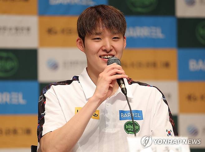 인터뷰하는 김우민 (진천=연합뉴스) 김성민 기자 = 경영 국가대표 김우민이 8일 충북 진천 국가대표선수촌에서 인터뷰하고 있다. 2025.7.8 ksm7976@yna.co.kr