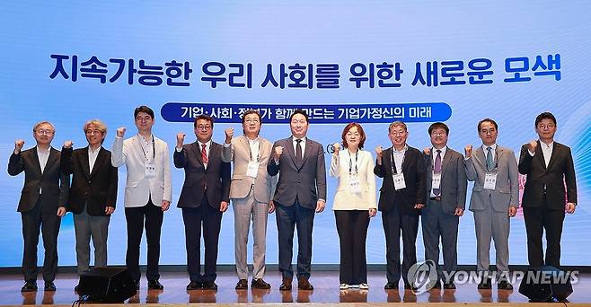 대한상의에서 열린 '지속가능한 우리 사회를 위한 새로운 모색' 토론회 (서울=연합뉴스) 신현우 기자 = 최태원 대한상공회의소 회장이 8일 서울 중구 대한상의에서 열린 '지속가능한 우리 사회를 위한 새로운 모색'을 주제로 한 토론회에 참석해 기념 촬영하고 있다. 2025.7.8 nowwego@yna.co.kr