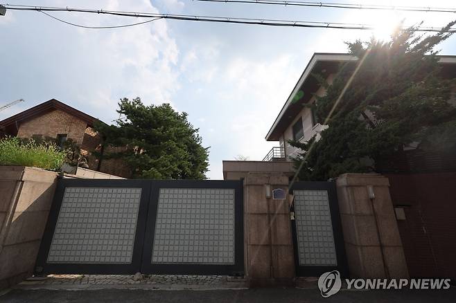 고 이건희 회장 소유했던 이태원 단독주택 228억원에 매각 (서울=연합뉴스) 임화영 기자 = 고(故) 이건희 삼성선대회장이 소유했던 서울 용산구 이태원동 단독주택이 최근 228억원에 매각된 것으로 8일 알려졌다.
국토교통부 실거래가와 대법원 인터넷등기소에 따르면 이재용 삼성전자 회장을 포함한 삼성가에서 소유하고 있던 이태원동 단독 주택이 지난달 228억원에 거래됐다.
1976년에 지어진 이 주택은 연면적 496.92㎡, 대지면적 1천73.1㎡에 지하 1층, 지상2층 규모다. 2025.7.8 hwayoung7@yna.co.kr