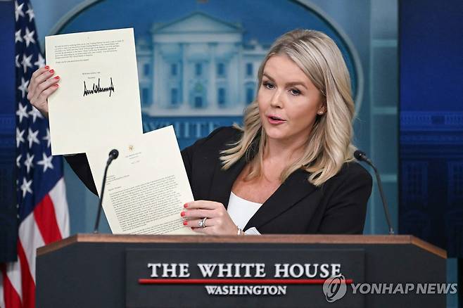 트럼프, 한국 등 상호관세 부과 통보 (워싱턴DC AFP=연합뉴스) 캐럴라인 레빗 미국 백악관 대변인이 7일(현지시간) 브리핑에서 한국에 25%의 상호관세를 부과하겠다고 통보하는 도널드 트럼프 미 대통령의 서한을 들어보이고 있다.
2025.07.08
