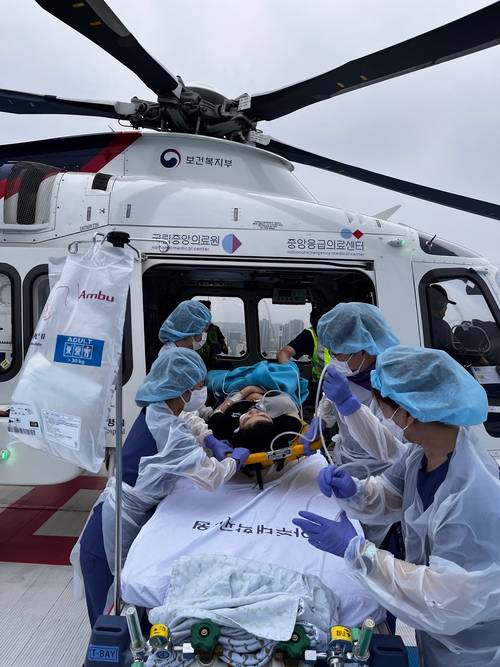 경기도 닥터헬기 병원 인계 모습. /경기도 제공