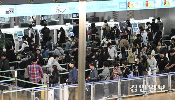 9일 인천국제공항공사가 집계한 자료에 따르면 올해 상반기 인천국제공항을 이용한 여객 수가 역대 최고를 기록했다. 사진은 지난 5월 황금연휴에 여행객들로 붐비는 인천국제공항 제1여객터미널의 모습. /경인일보DB