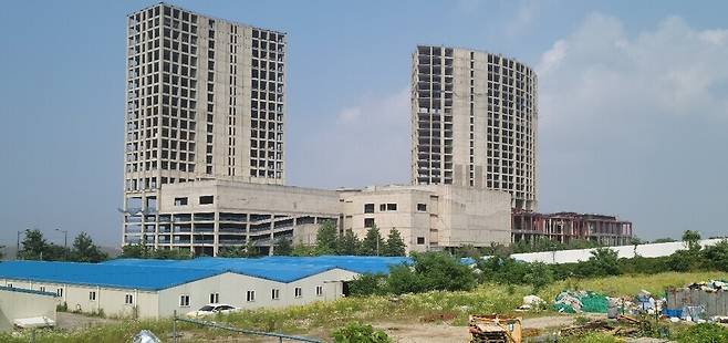 ▲ 2020년 2월 11일부터 공정률 24.5%로 건설공사가 중단된 RFKR 복합리조트 건물. /인천일보DB