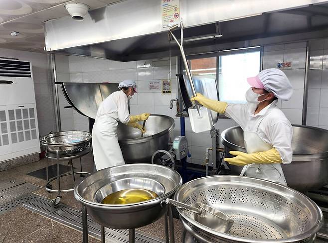 ▲ 발안초 급식실에서 500인분 양을 조리 중인 조리실무사들./김혜진 기자 trust@incheonilbo.com