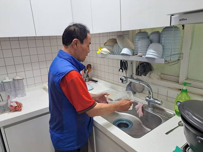 청와아파트에서 처음으로 수돗물을 틀고 있는 모습. 사진=수원시청