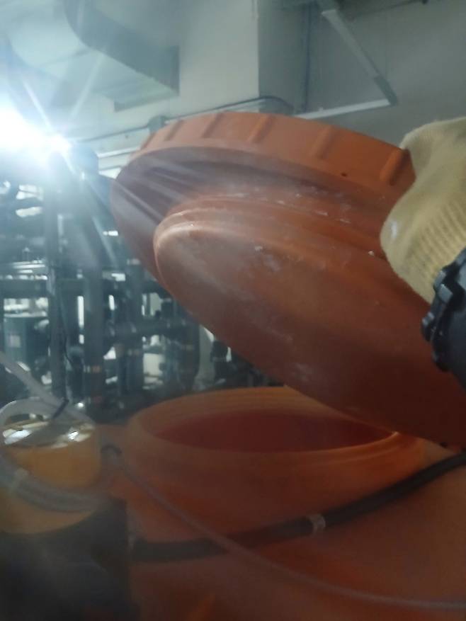 9일 오후 3시 2분께 인천 서구 백석동 한 아파트 단지 공조실에서 염소 액체가 누출된 모습. 사진=인천소방본부