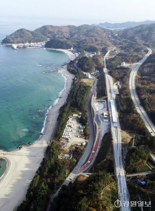 ◇2025년 1월1일 삼척~포항 고속철도 개통했다. 사진은 삼척시 근덕면 매원역 주변 철로가 해안선을 따라 남북으로 길게 쭉 뻗어 있는 모습. 삼척~포항 고속철도가 완공되면 강릉~동해~삼척~포항~울산~부산(부전)까지 동해선 고속철도가 연결된다. 2028년 강릉~고성 제진 동해북부선까지 완공되면 부산부터 동해안 최북단 고성까지 고속철도망이 완성된다.삼척=권태명기자