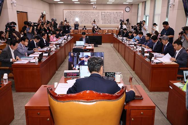 9일 국회 법제사법위원회에서 열린 전체회의에서 정성호 법무부 장관 후보자, 오영준 헌법재판소 재판관 후보자에 대한 인사청문회 관련 안건이 통과되고 있다. 연합뉴스