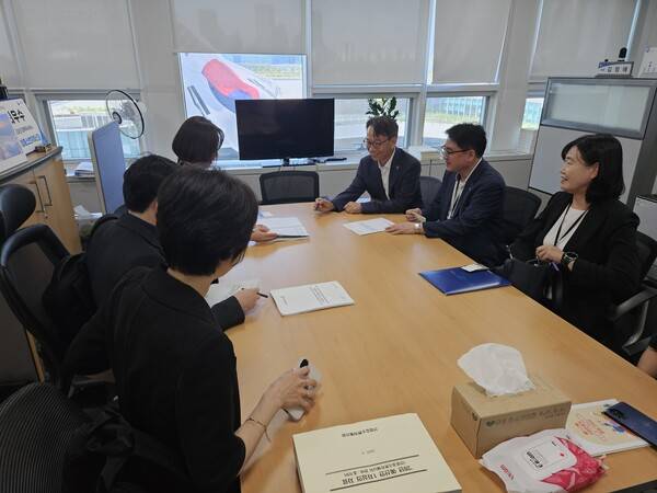 김명주 경남도 경제부지사가 9일 기획재정부를 방문해 주요 건의사업을 논의하고 있다. /경남도