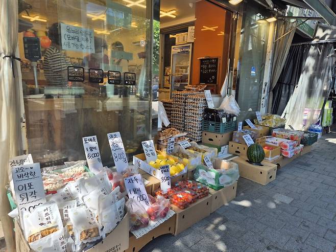 9일 대구 남구 대명시장에서 과일을 판매하는 모습. /장은희기자