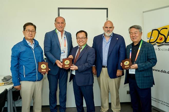 2027 세계사격선수권대회 대구 유치단이 지난 6월 독일 뮌헨 ISSF 월드컵 현장에서 국제사격연맹회장과 기념사진을 찍고 있다. <대구시 제공>