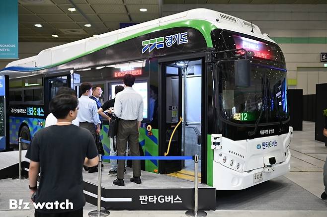 9일 서울 삼성동 코엑스에서 열린 '2025년 무인이동체 산업엑스포'(UWC 2025)에 참석한 관람객들이 자율버스 무인체 신기술을 관람하고 있다./사진=이명근 기자 qwe123@