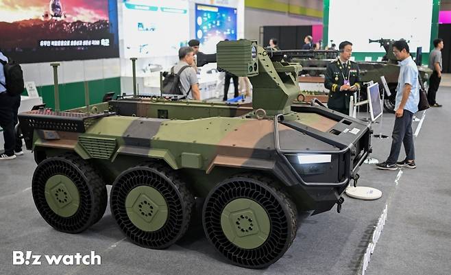 9일 서울 삼성동 코엑스에서 열린 '2025년 무인이동체 산업엑스포'(UWC 2025)에 참석한 관람객들이 전장무인체 신기술을 관람하고 있다./사진=이명근 기자 qwe123@