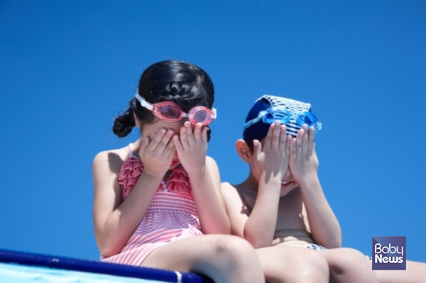 여름철은 자외선이 강해지고, 물놀이와 냉방기 사용이 많아지면서 눈이 외부 자극에 노출되기 쉬워진다. ⓒ베이비뉴스