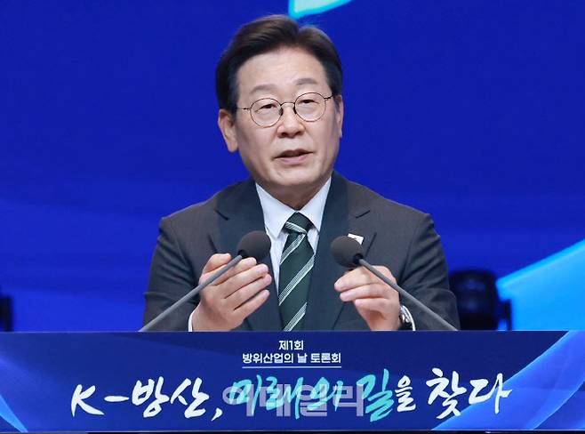 이재명 대통령이 8일 서울 용산구 그랜드 하얏트 서울에서 열린 제1회 방위산업의 날 토론회에서 발언하고 있다.(사진=뉴시스)