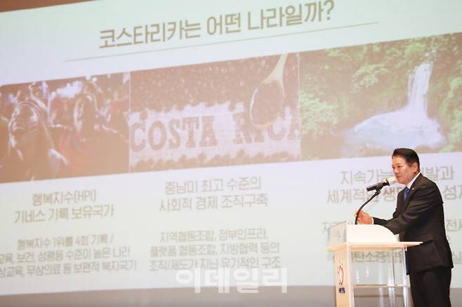 최대호 안양시장이 9일 월례조회에서 코스타리카 출장 후 본인이 느낀 지속가능발전에 대한 고민을 직원들과 공유하고 있다.(사진=최대호 안양시장 페이스북)