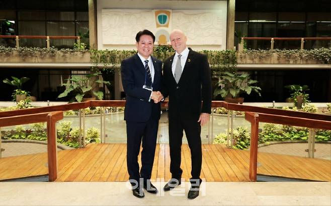 최대호 안양시장과 스테판 브루너 코스타리카 제1부통령이 현지시각 6월 30일 코스타리카 산호세의 대통령궁에서 면담 후 기념사진을 찍고 있다.(사진=안양시)