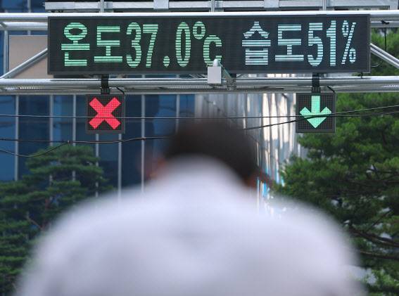 서울 기온이 근대적인 기상관측을 시작한 이래 7월 상순 기온으론 역대 최고치를 기록한 8일 서울 시내의 한 스크린에 ‘온도 37도’가 표시돼 있다.(사진=연합뉴스)