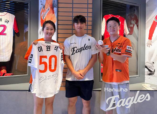 한화이글스 이원석이 만루홈런 공을 주은 야구팬과 함께 기념촬영을 하고 있다. 사진=한화이글스