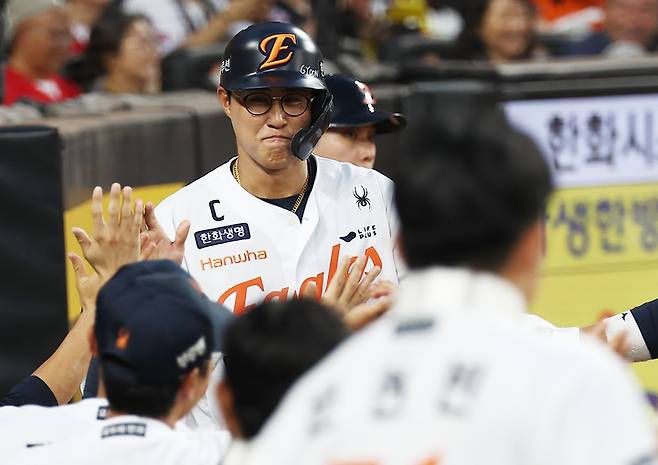 8일 대전 한화생명볼파크에서 열린 KIA 타이거즈와 경기에서 3회말 득점한 뒤 동료들과 하이파이브하는 한화 이글스 채은성