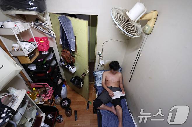 8일 오후 서울 동자동 쪽방촌에서 이태(56) 씨가 선풍기 바람을 쐬고 있다. 이날 오후 2시께 서울 기온은 37.1도까지 오르면서 7월 상순 기온으론 역대 최고치를 기록했다. 2025.7.8/뉴스1 ⓒ News1 구윤성 기자