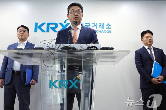 이윤수 증권선물위원회 상임위원이 9일 오전 서울 여의도 한국거래소 브리핑룸에서 자본시장 불공정거래 근절 실천방안 합동브리핑을 하고 있다. 왼쪽부터 이승우 금융감독원 부원장, 이 상임위원, 김홍식 한국거래소 시장감시위원장. 2025.7.9/뉴스1 ⓒ News1 박정호 기자