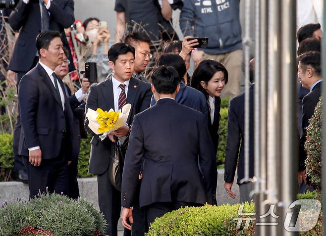 김성훈 경호처 차장이 지난 4월 11일 오후 서울 서초구 아크로비스타 정문에서 윤석열 전 대통령 부인 김건희 여사를 경호하고 있다. (공동취재)/뉴스1 ⓒ News1 박세연 기자