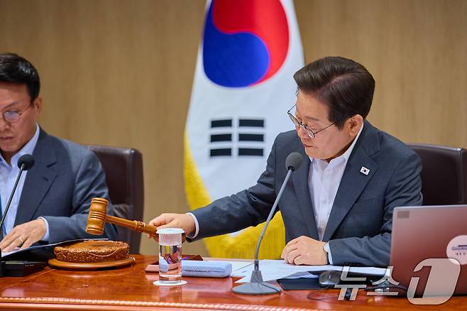 이재명 대통령이 8일 서울 용산 대통령실 청사에서 열린 국무회의에서 의사봉을 두드리고 있다. (대통령실 제공. 재판매 및 DB 금지) 2025.7.8/뉴스1 ⓒ News1 허경 기자