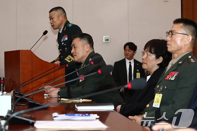 김동혁 국방부 검찰단장(단상)과 박정훈 전 해병대 수사단장(왼쪽에서 두 번째). 2024.7.19/뉴스1 ⓒ News1 이광호 기자