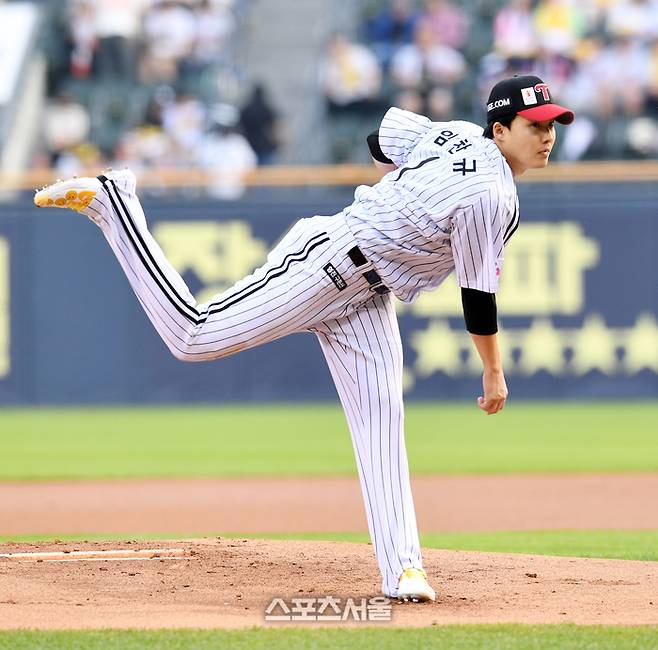 LG 임찬규가 27일 잠실구장에서 열린 2025 KBO리그 한화와 경기에 선발 등판해 힘차게 공을 던지고 있다. 잠실 | 박진업 기자 upandup@sportsseoul.com