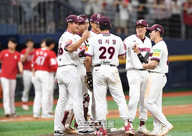 키움 선수들이 서울 고척스카이돔에서 열린 2025 KBO리그 SSG전에서 승리한 뒤 하이파이브를 나누고 있다. 고척 | 박진업 기자 upandup@sportsseoul.com