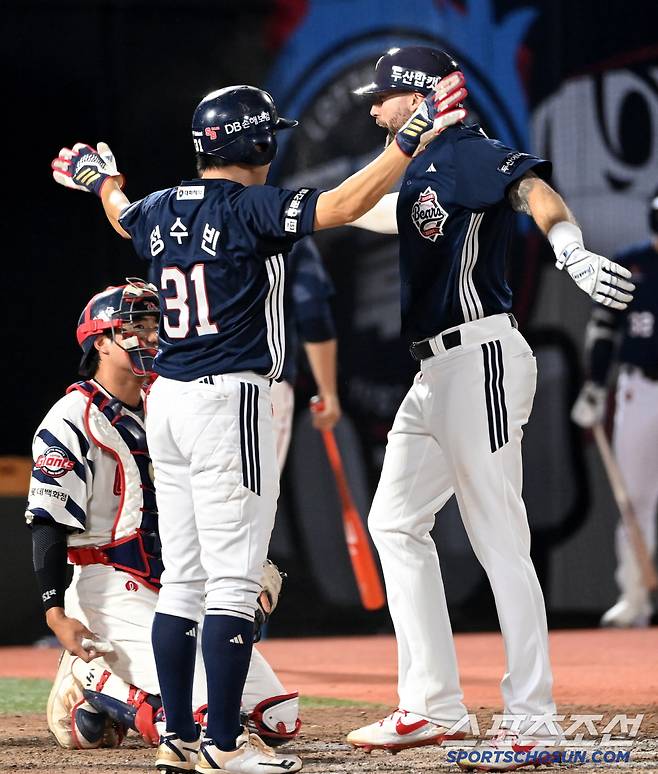 8일 부산사직야구장에서 열린 두산과 롯데의 경기, 8회초 무사 1루 두산 케이브가 동점 2점홈런을 치고 기쁨을 나누고 있다. 부산=허상욱 기자wook@sportschosun.com/2025.07.08/
