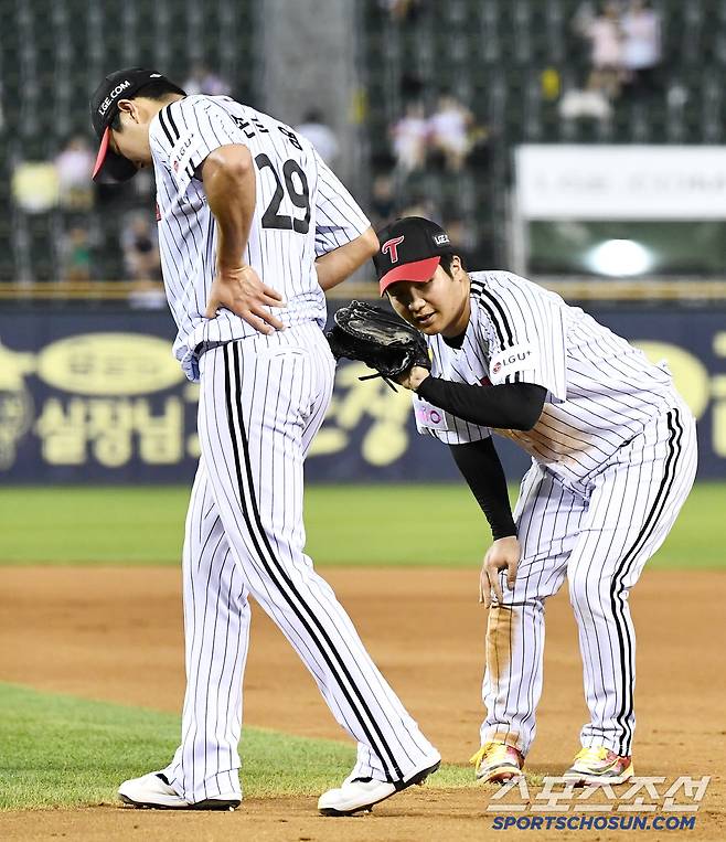 9일 서울 잠실구장에서 열린 키움-LG전. 6회초 1사 1, 2루 어준서의 1루 내야안타 때 베이스커버를 들어간 손주영이 옆구리를 만지고 있다. 잠실=정재근 기자 cjg@sportschosun.com/2025.7.9/