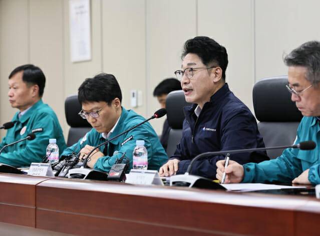 이호현 산업통상자원부 2차관(왼쪽 세 번째)이 8일 서울 서초동 한전아트센터 회의실에서 '2025년 여름철 피크대비 전력대비 준비상황 점검회의'를 주재하고 있다.