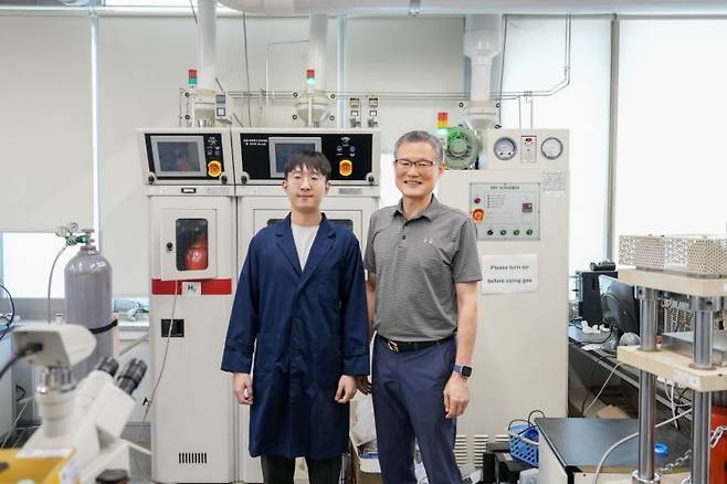 연구진, 이재성 연구원(좌측)과 백종범 교수. UNIST 제공
