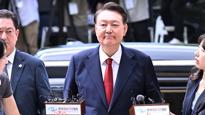 윤석열 전 대통령이 9일 오후 서울 서초구 서울중앙지방법원에서 열린 구속 전 피의자 심문(영장실질심사)에 출석하고 있다./사진공동취재단