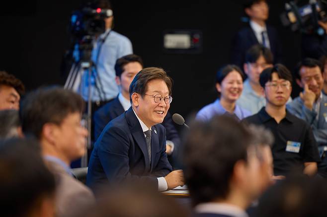 이재명 대통령이 지난달 25일 광주 국립 아시아문화전당에서 광주시민·전남도민 타운홀미팅을 하고 있다. /대통령실 제공