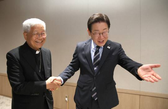 이재명 대통령이 지난 7일 서울 용산 대통령실 청사에서 방한 중인 교황청 성직자부 장관 유흥식 추기경을 만나 인사 뒤 자리로 안내하고 있다. 연합뉴스