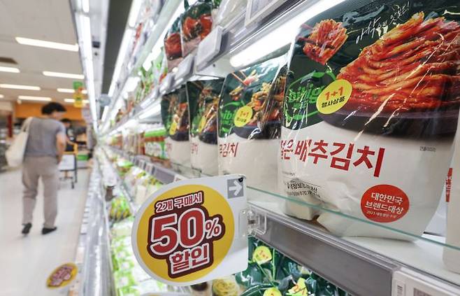 서울 시내 대형마트에서 고객들이 살펴보는 모습.ⓒ뉴시스